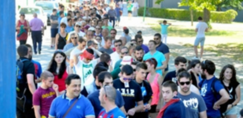 Más de un centenar de aficionados de la Gimnástica Segoviana hace cola para comprar su entrada en los minutos previos a la disputa de la ida de la final por el ascenso. / KAMARERO