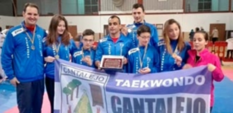 Los integrantes del gimnasio Jansu Gym posan para la foto portando las medallas conseguidas en los campeonatos autonómicos. / El Adelantado