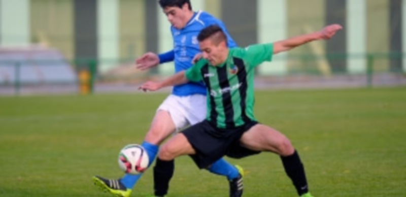 Quique pelea con Gabi por un balón dividido en un momento del partido jugado en La Albuera. / Kamarero