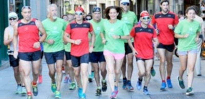 La chef Samantha Vallejo Nájera junto a un grupo de deportistas