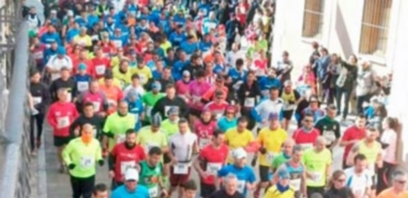 Momento de la salida de la carrera por las calles de Muñoveros. / ASOCIACIÓN LA FRAGUA
