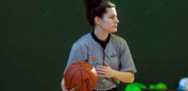 Cristina de Jesús en medio del juego de uno de los partidos en los que ha ejercido de árbitro. / KAMARERO