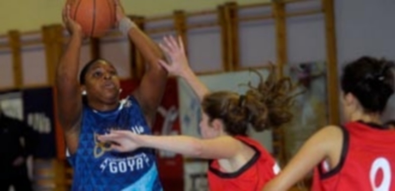 Suchitél Ávila se dispone a lanzar a canasta. / Kamarero