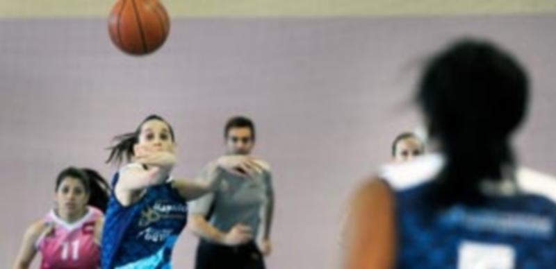 Larrazábal hace un lanzamiento a canasta en el partido disputado el sábado en el Emperador Teodosio. / Kamarero