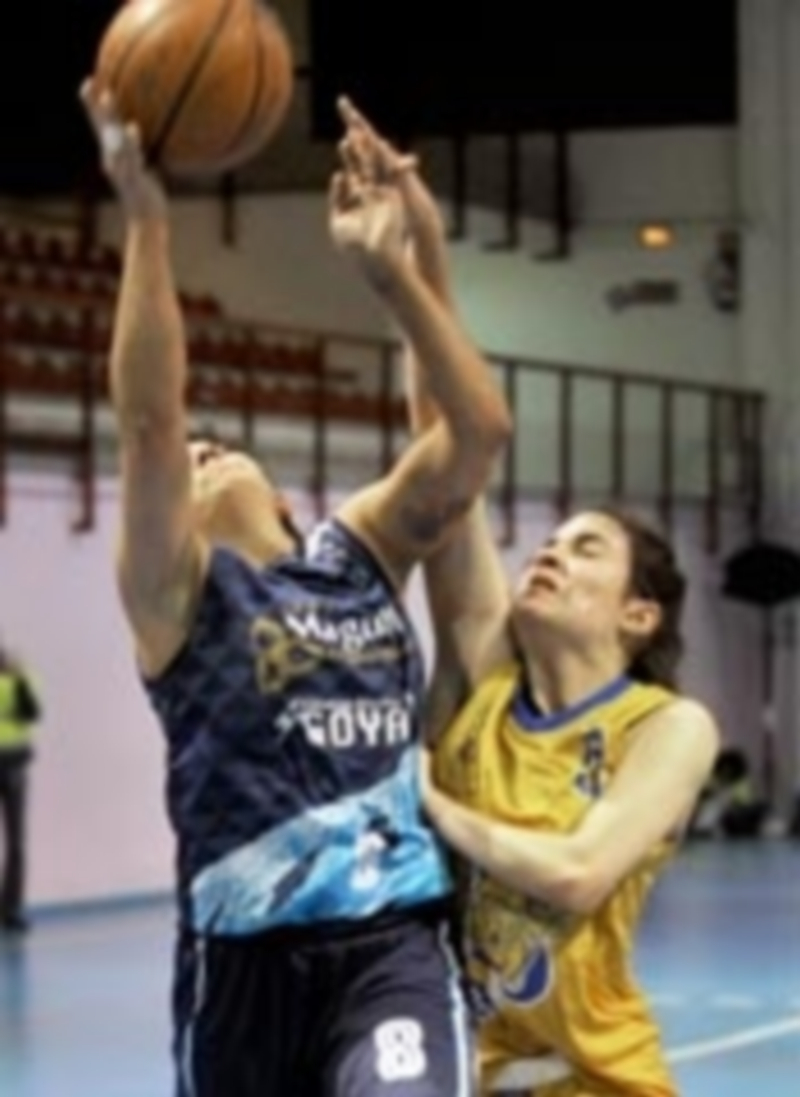 Nerea Larrazábal recibe la falta de una rival en su entrada a canasta. /KAMARERO