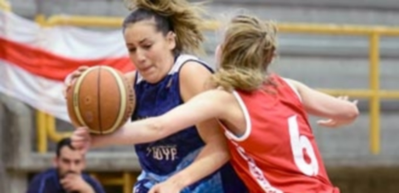 La jugadora María del Mar Fernández intenta irse de una rival de la Universidad de Salamanca. / LUCÍA CONTRERAS