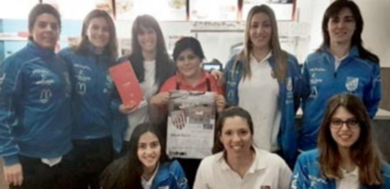 Las jugadoras del Unami Venta Magullo recibiendo el apoyo de Vips