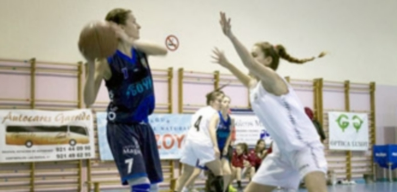 Martina Cubric busca compañera a la que pasar la pelota en un momento de un partido anterior. / El Adelantado