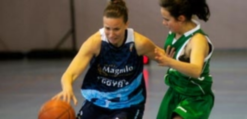 Laura Pinto conduce el esférico ante la presión de una jugadora del Ventanas Arsan. / Kamarero