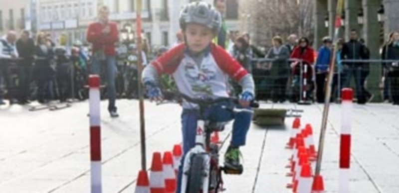 Uno de los jóvenes participantes en la pasada gymkana ciclista. / EL ADELANTADO