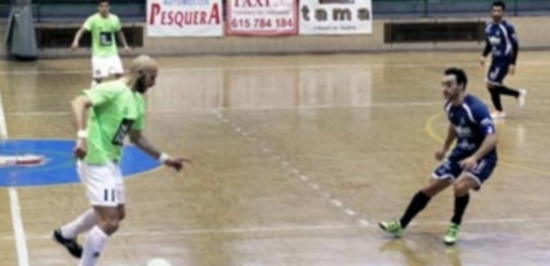 Higinio controla el balón ante un rival del Noia en el encuentro disputado en Santa Clara. / JAVIER PASCUAL