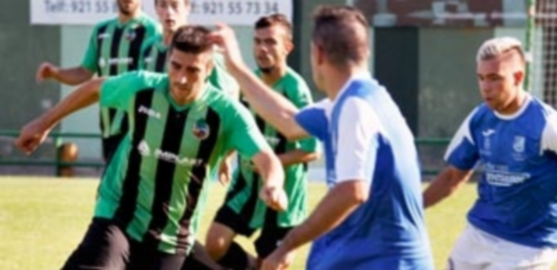 El primer derbi 1 El jugador de El Espinar San Rafael Teo conduce un balón en el derbi de la temporada pasada de La Albuera. / NEREA LLORENTE