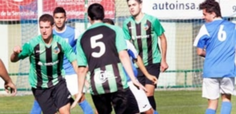 La nieve pone en alerta el derbi 1 Encuentro de la primera vuelta entre el Unami CP y la UD El Espinar San Rafael en el campo de La Albuera. / NEREA LLORENTE