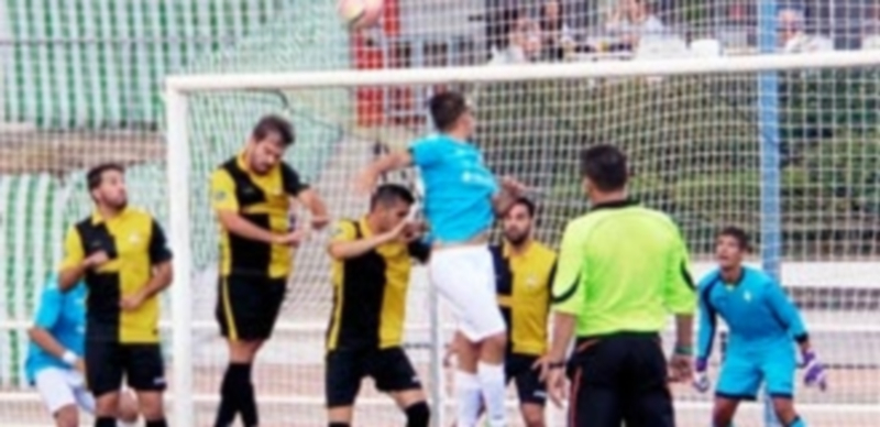 Rival de envergadura para crecer 1 La UD El Espinar San Rafael ataca en un córner sobre el área del CD Galapagar durante el partido amistoso disputado en el campo madrileño. / J.A. TORREÑO