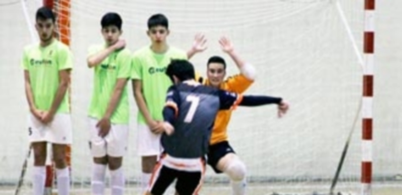 La barrera y el portero del Eufón Cuéllar intentan evitar el gol de un contrario en una falta. / EL ADELANTADO