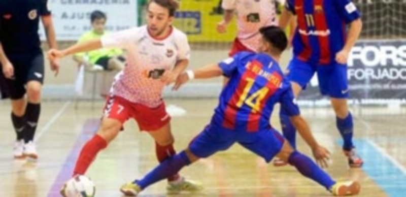El jugador del Naturpellet Álvaro López se va del rival del Barcelona B Lassa Roger Bermusell en el partido de ida./ KAMARERO