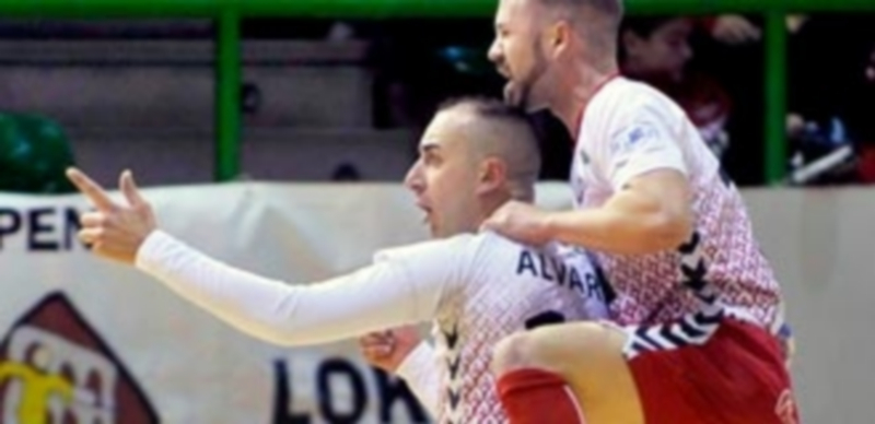 El Naturpellet y Alvarito llegan a un acuerdo para la renovación 1 Alvarito celebra un gol haciendo su clásica celebración de la metralleta mientras Buitre le abraza. / KAMARERO