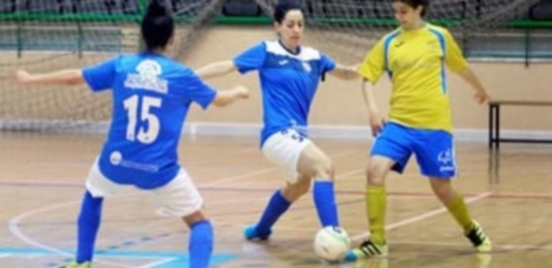 El Unami se acerca a la segunda plaza tras apabullar al Mora toledano 1 Cristina de Andrés roba la pelota a la jugadora del Mora