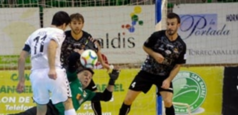 El guardameta del Naturpellet Cidao salva un gol tras el disparo del capitán del Rivas Futsal
