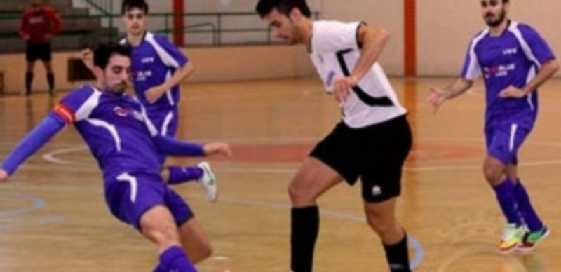 El jugador del Racing Cuéllar David disputa un balón ante un rival. / RACING CUÉLLAR