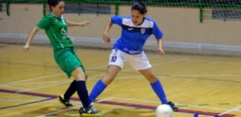 La jugadora del Unami Laura Usa disputa un balón ante una rival en el pabellón Pedro Delgado. / KAMARERO