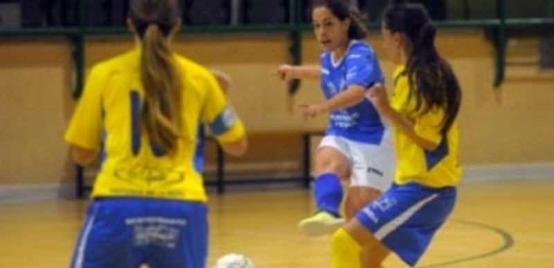 Laura Usa prueba suerte con un disparo lejano. / Kamarero