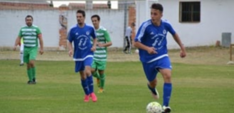El Turégano, único equipo que suma dos victorias en la Primera 1 El jugador del Cuéllar Santa Teresa controla el balón durante el encuentro jugado en el campo de La Vega. / EL ADELANTADO