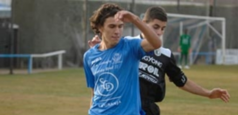 Santi Marina trata de hacerse con el balón ante un rival. / JUAN MARTÍN