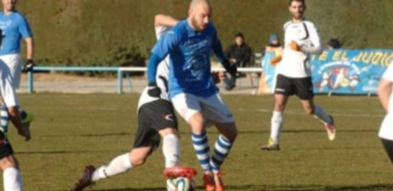 La Granja consigue un punto que sabe a poco en El Hospital 1 EL centrocampista de La Granja Chiqui conduce el balón mientras un rival trata de robárselo en el centro del campo. / K.