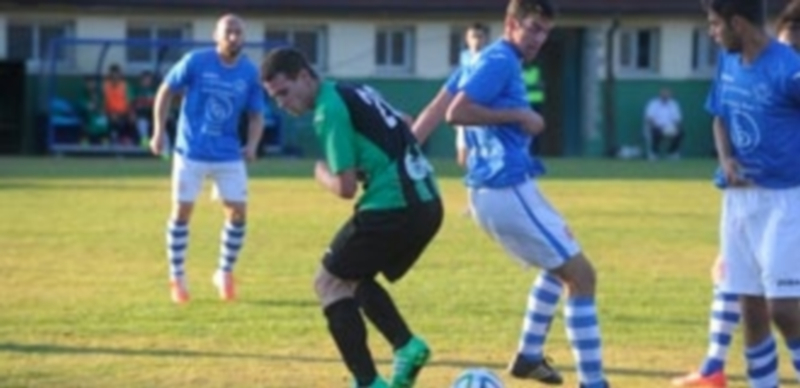 Momento del partido entre El Espinar San Rafael y La Granja en la temporada pasada. / KAMARERO