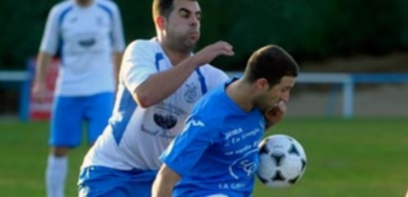 El centrocampista de La Granja Mario Zúñiga disputa un balón ante un rival del Polideportivo Salas. / KAMARERO