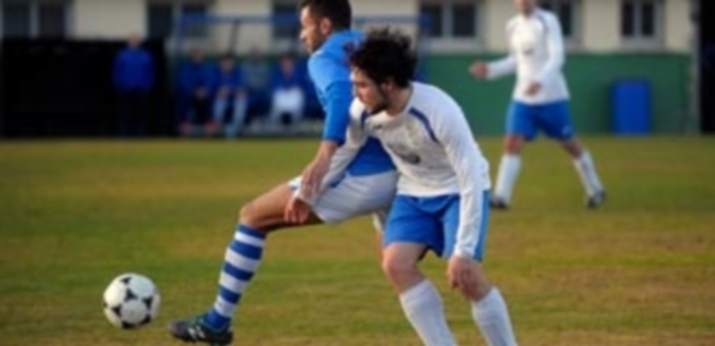 Un detalle decide la derrota del CD La Granja en Burgos 1 El centrocampista de La Granja Cristian se hace con un balón. / KAMARERO