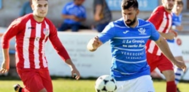 Un duelo clave de cara al liderato 1 El atacante del CD La Granja Alberto Otero se dispone a controlar un balón en el partido frente al CD Castilla. / KAMARERO