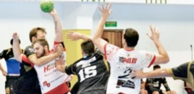 Antonio Llopis es frenado por un contrario mientras Andrés Alonso se ofrece para recibir el pase. / AMADOR MARUGÁN