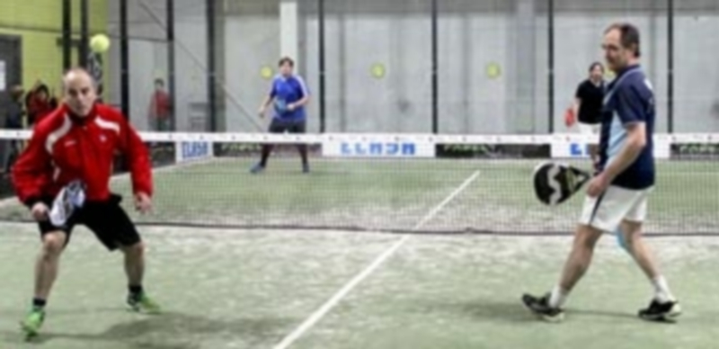 Uno de los encuentros de la primera jornada del circuito provincial de pádel indoor en las instalaciones de Padelzone. / E.A.