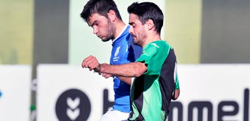 El central del Unami  Jorge despeja un balón ante la presión del delantero de la UD El Espinar San Rafael Óscar. / KAMARERO