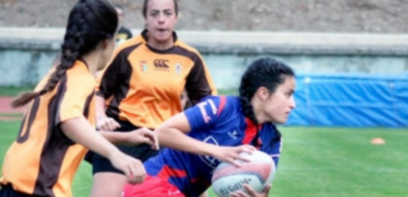 Una jugadora del BigMat Lobos trata de progresar con el oval mientras la defensa del Getafe espera para frenarla. / El Adelantado