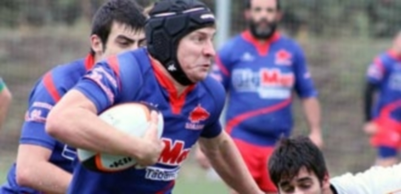 El jugador del BigMat Lobos avanza  metros mientras los rivales intentan detenerle. / EL ADELANTADO