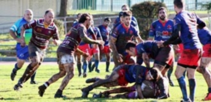 Los jugadores del BigMat impiden el avance de un contrario en un momento del partido. / EL ADELANTADO