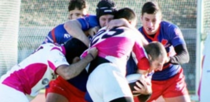 Los jugadores del Quijote tratan de impedir la progresión del componente del BigMat Lobos. / EL ADELANTADO