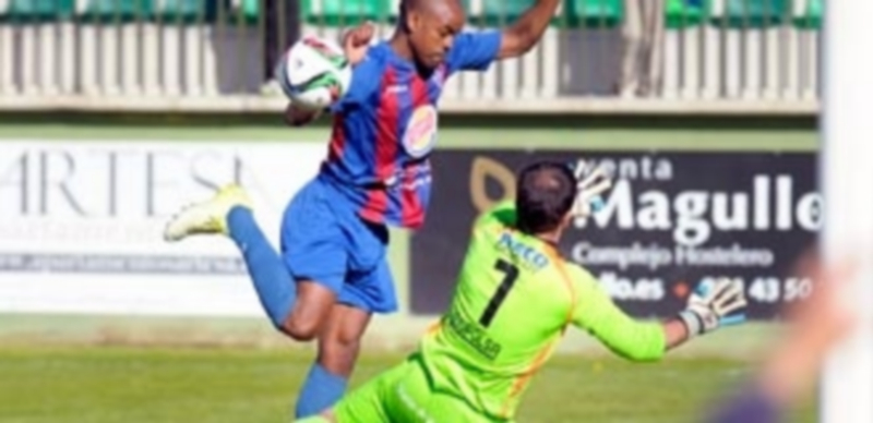 Un triunfo cómodo 1 De esta manera consiguió Ayrton superar al portero del Beroil Bupolsa para conseguir el primer gol del partido. / KAMARERO