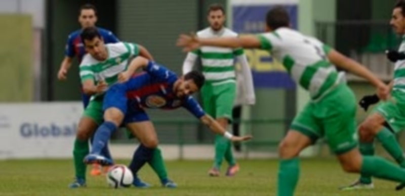A defender la segunda plaza 1 El extremo Kike protege el esférico ante la presión de un contrario en un partido disputado en La Albuera. / Juan Martín