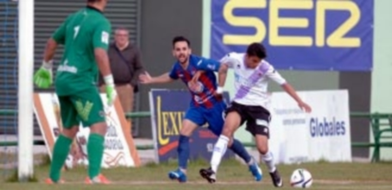 La Segoviana juega en Soria ante un Numancia B siempre peligroso 1 El gimnástico Kike disputa un balón con un jugador del Numancia B en un encuentro pasado. / JUAN MARTÍN