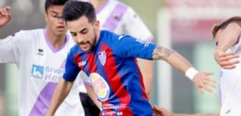 De vuelta a La Albuera 1 El delantero de la Gimnástica Segoviana Kike disputa un balón ante el filial del Numancia B. / JUAN MARTÍN