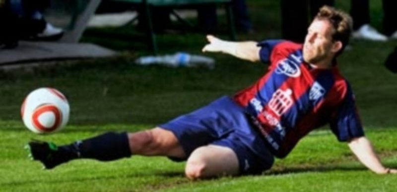 Chus se lanza al suelo para contactar con el balón en uno de sus últimos partidos como jugador de la Segoviana. / Kamarero