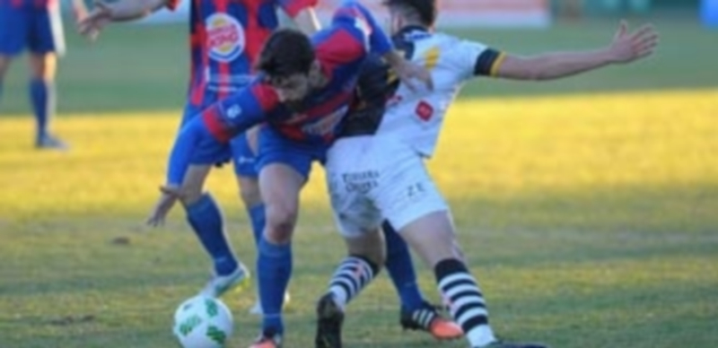 El último partido trampa 1 El jugador de la Segoviana Domingo se marcha de la presión de un rival del Unionistas en el partido de La Albuera./ KAMARERO