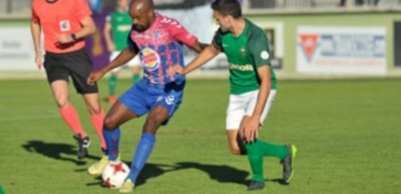 Duelo de rachas 1 Ayrton intenta controlar el balón ante un rival en el último partido jugado por la Segoviana en La Albuera. / KAMARERO