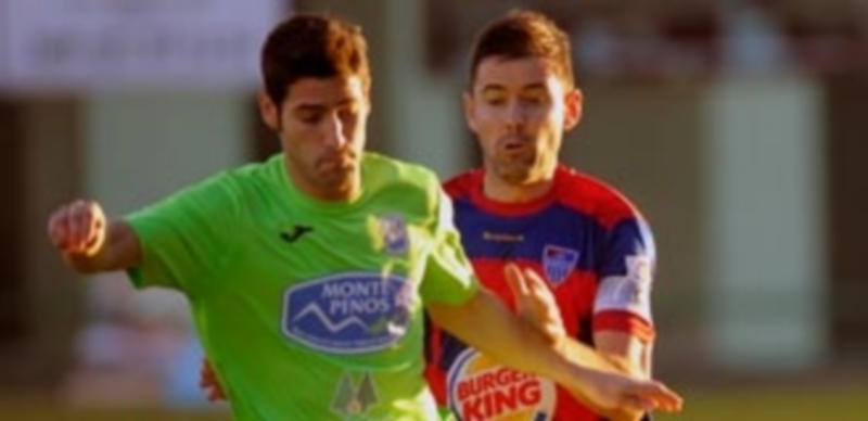 La Segoviana se acerca a los seis meses sin conocer la derrota 1 El defensa de la Gimnástica Segoviana Anel intenta robar un balón a un rival del Numancia B. / KAMARERO