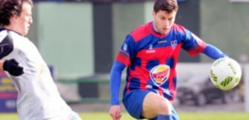 La brújula de la Segoviana 1 El centrocampista de la Gimnástica Segoviana Manu se dispone a controlar un balón ante la presión de un rival. / KAMARERO