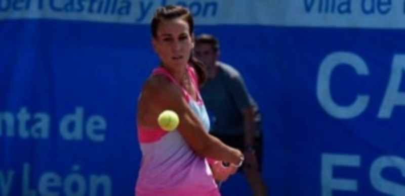 Nuria Parrizas intenta golpear de revés durante su partido./ p.m.